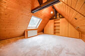 Ausgebauter Dachboden mit Blick in den Garten - 