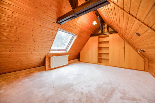 Ausgebauter Dachboden mit Blick in den Garten - 