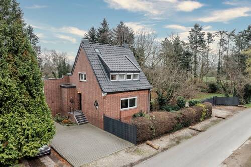 Hausansicht - Freistehendes Haus mit Einliegerwohnung im Anbau und großem Grundstück in Krefeld-Fischeln!