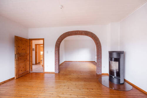 Wohn- & Esszimmer mit Echtholzdielen und Kaminofen - 7 Zimmer Einfamilienhaus zum Kaufen in Krefeld / Fischeln