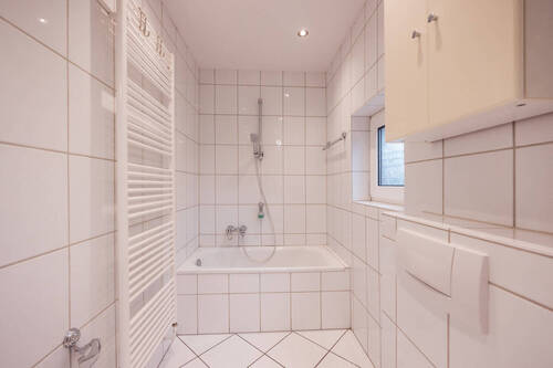 Helles Tageslicht Wannenbad - Einfamilienhaus mit 190,00 m&sup2; in Krefeld / Fischeln zum Kaufen