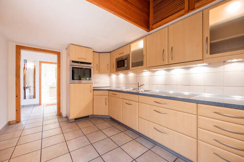 Geräumige Einbauküche im Erdgeschoss mit Zugang zur Terrasse - 