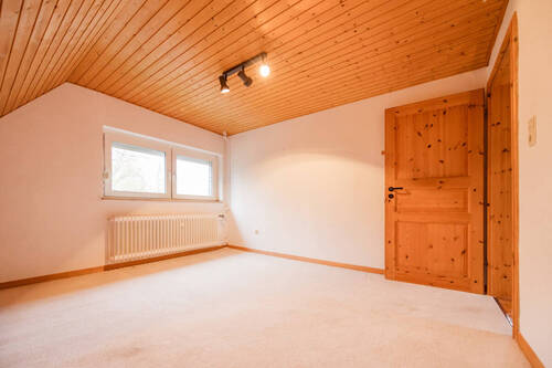 Erstes Schlafzimmer mit Blick in den Garten - 