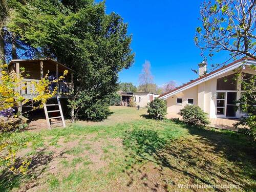Ein Baumhaus als Spielplatz - 
