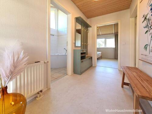 Geräumige Diele im Eingangsbereich - 3 Zimmer Mehrfamilienhaus, Wohnhaus in Neu Zittau