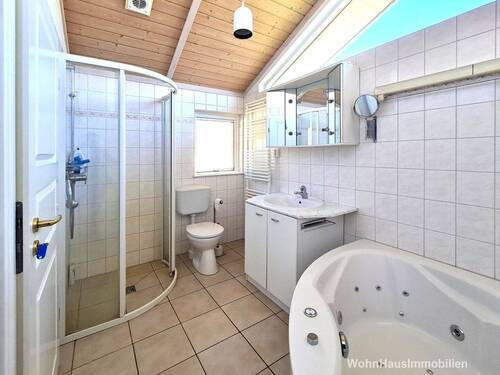 Badezimmer mit Duschkabine und Whirlpoolbadewanne - 