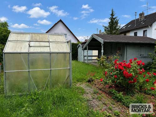 Garten mit Gewächs- und Gartenhaus - 