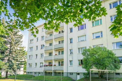 Hausansicht - Helle 2-Raum-Wohnung mit Tageslichtbad