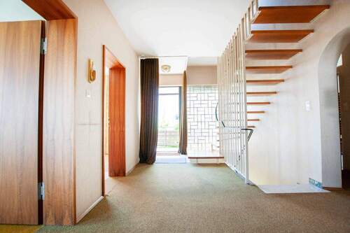 Eingang mit Treppe zu UG und DG - 