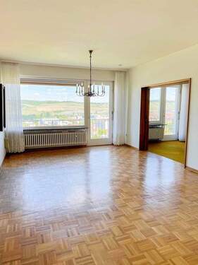 Wohnzimmer mit Zugang Balkon - 