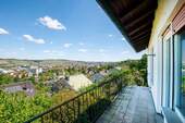 Balkon mit Blick zur Stadt - 