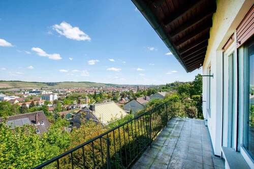 Balkon mit Blick zur Stadt - 