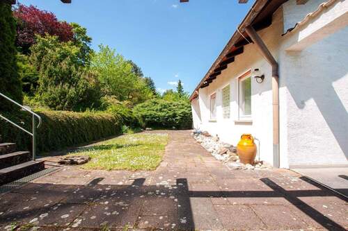 Terrasse und Garten vor dem Esszimmer - 