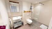 Innenliegendes Bad mit begehbarer Dusche - 