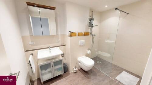 Innenliegendes Bad mit begehbarer Dusche - 