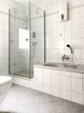 Bad mit Dusche und Wanne - 2 Zimmer Etagenwohnung in Essen