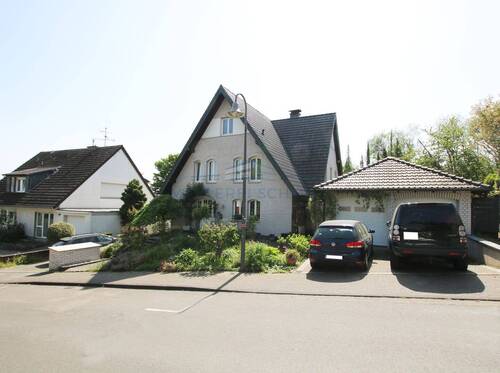Straßenansicht I - Für gehobene Ansprüche-Hochwertige Familienimmobilie in gefragter Aussichtslage von Alfter