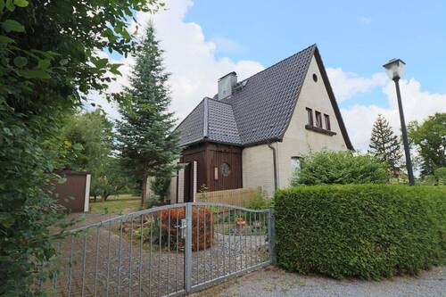 Ansicht Einfahrt - attraktives Einfamilienhaus in ruhiger zentraler Lage