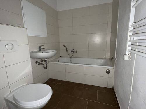 Bad - Citylife - 4-Raum-Wohnung - Saniertes Bad
