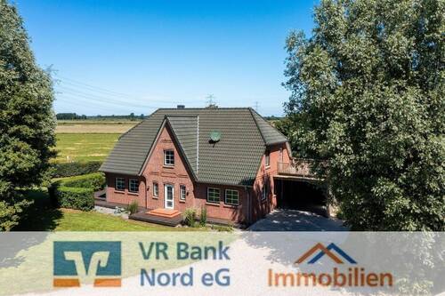 Bild 1 - Einmaliges Angebot: Neuwertiges EFH mit FeWo und Halle in Alleinlage nahe HusumNordsee