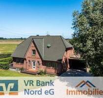 Einmaliges Angebot: Neuwertiges EFH mit FeWo und Halle in Alleinlage nahe HusumNordsee - Südermarsch