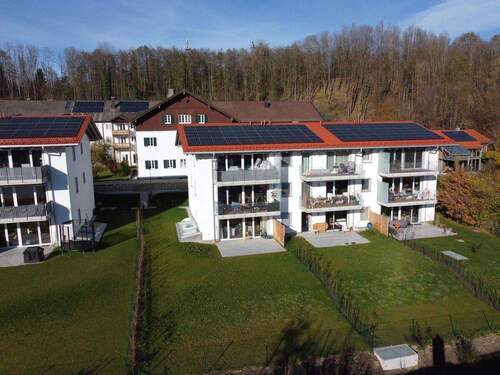Hausansicht - Neubau-Wohnung - absolut ruhige, energetische Erdgeschoss-Wohnung mit großem Garten und Bergblick!