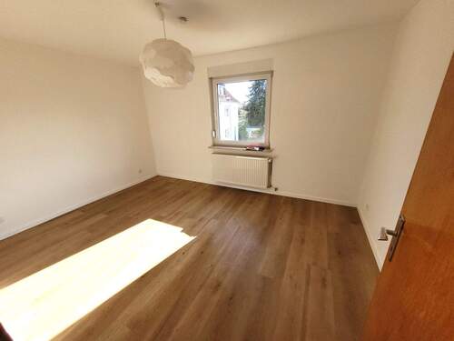 Zimmer im Obergeschoss - 7 Zimmer Etagenwohnung zur Miete in Rüsselsheim