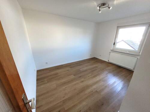 Zimmer im Dachgeschoss 03 - Etagenwohnung mit 120,00 m&sup2; in Rüsselsheim zur Miete