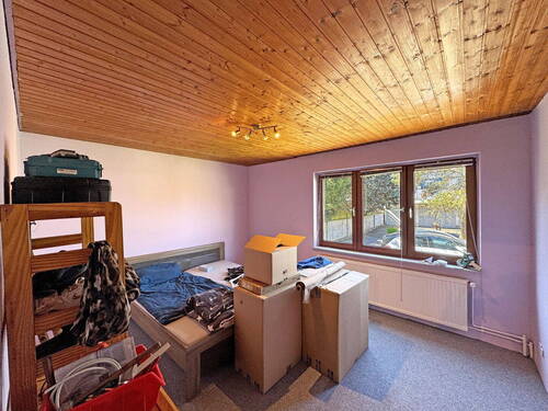 Schlafzimmer mit Fenster in de - 