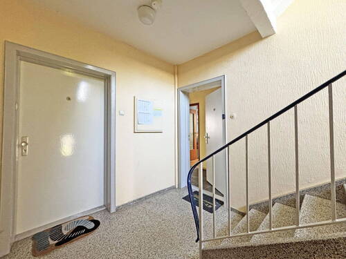 Eingangsbereich von außen - Attraktive 2-Zimmer-Eigentumswohnung mit Balkon, Stellplatz & Garage in zentraler Lage von Lübeck