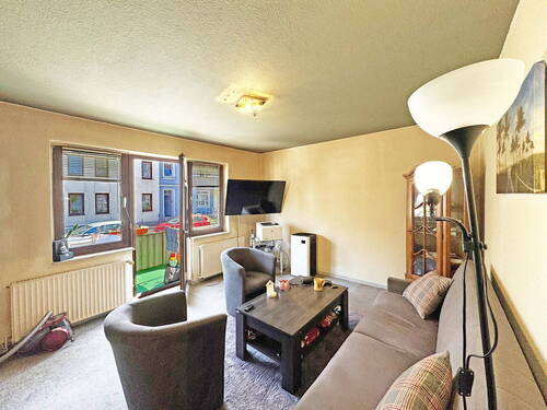 Wohnzimmer mit Fenster und Bal - 