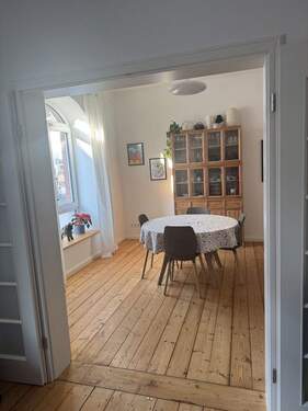 Blick ins Esszimmer durch Flüg - 