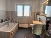 ...mit Badewanne, Fenster - 