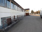 Frontansicht Halle 1 + Bürogebäude mit Garagen - Top Angebot - 3 Produktionshallen + Lager + Bürogebäude + Garagen + 18 Stellplätze zentral in Crailsheim zu verkaufen