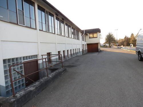 Frontansicht Halle 1 + Bürogebäude mit Garagen - Top Angebot - 3 Produktionshallen + Lager + Bürogebäude + Garagen + 18 Stellplätze zentral in Crailsheim zu verkaufen