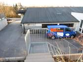 Halle 4 Aussenbereich mit Parkplätzen - 