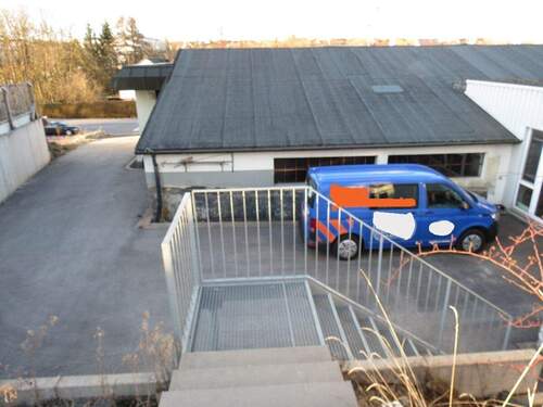 Halle 4 Aussenbereich mit Parkplätzen - 