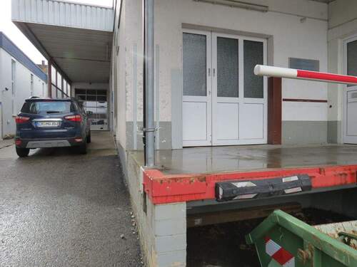 Überdachte LKW Anlieferungszone - 
