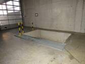 Glascontainerraum mit Sektionaltor - 
