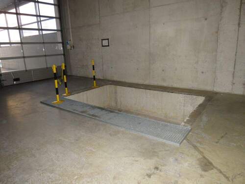 Glascontainerraum mit Sektionaltor - 