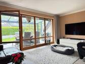 06-Wohnzimmer mit Blick in den Wintergarten - 