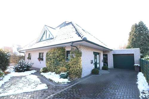 Bild - Schickes, topgepflegtes Zweifamilienhaus mit Garagen- und Geräteanbau sowie schönem Garten