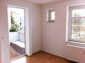 Wohnzimmer mit Zugang Balkon - 2 Zimmer Etagenwohnung in Chemnitz