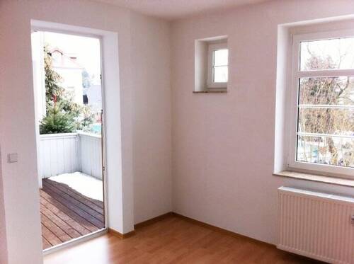 Wohnzimmer mit Zugang Balkon - 2 Zimmer Etagenwohnung in Chemnitz