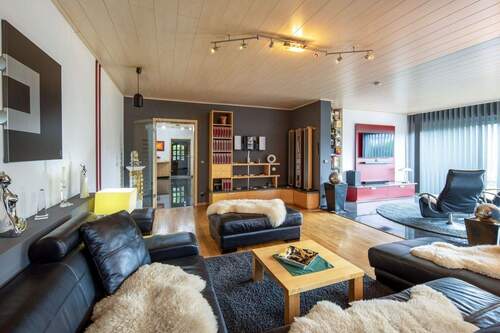 Wohnzimmer EG - 295 m² Wohn-Traum: Mieter zahlt fast die halbe Rate!