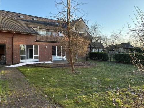 Hausansicht_Garten - 4 Zi.-Erdgeschoss-Wohnung - Dorfstr. 12 in 22113 Oststeinbek-Havighorst - Ein Angebot von IVD-HAUSVERWALTUNG GERD VON DER HEIDE Immobilien GmbH