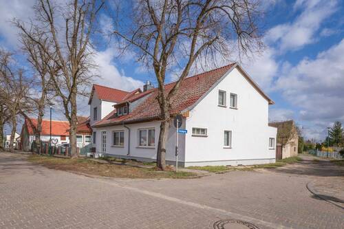 Hausansicht - 9 Zimmer Einfamilienhaus zum Kaufen in Milower Land