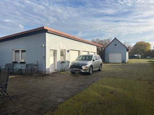 Garagen und Wascheraum - 1 Zimmer Mehrfamilienhaus, Wohnhaus in Mirow