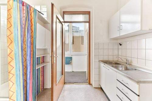 Küche mit integriertem Bad - 2 Zimmer Etagenwohnung in Stuttgart / Bad Cannstatt