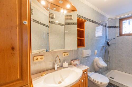 Badezimmer 1.OG_ Vorderhaus - 